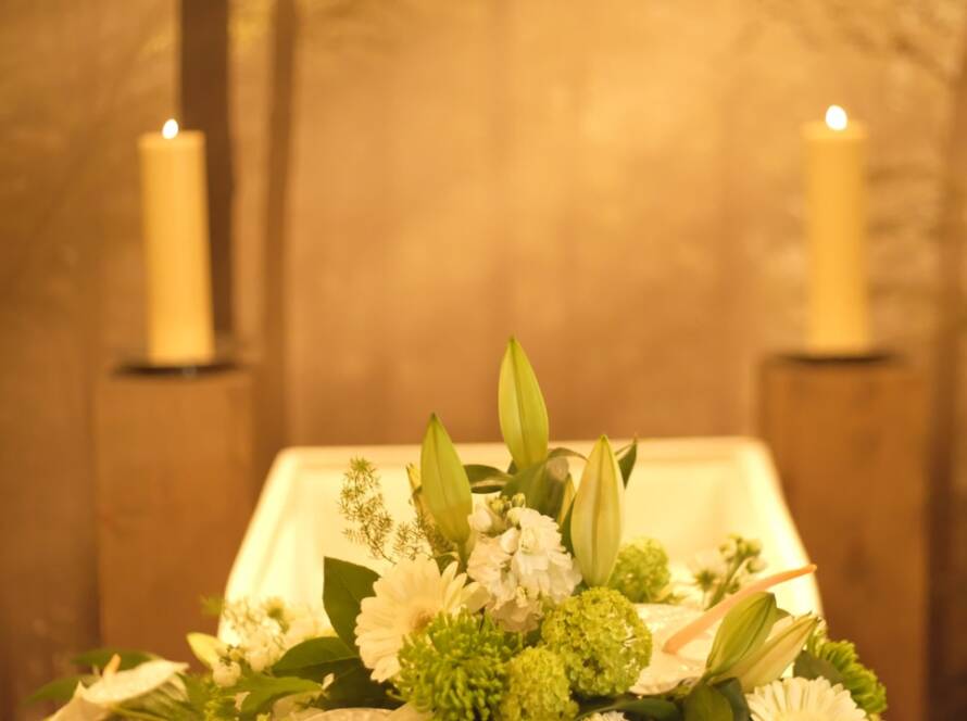 Un bouquet de fleurs blanches sur un cercueil